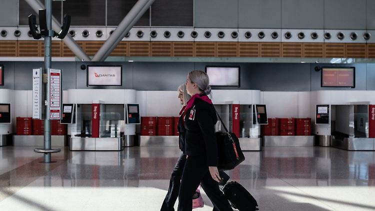 Weibliche Qantas-Crewmitglieder sah man bisher ausschließlich auf hohen Schuhen.