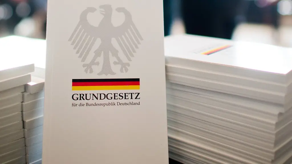 Das-Grundgesetz-der-Bundesrepublik-Deutschland-liegt-bei-einer-Einbuergerungszeremonie-aus