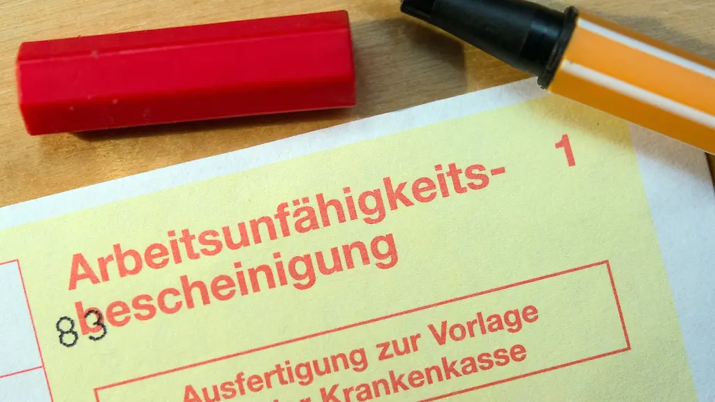Eine-Arbeitsunfaehigkeitsbescheinigung-liegt-auf-einem-Tisch