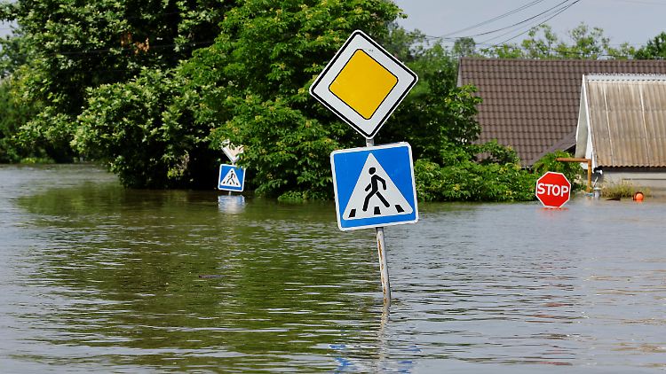 32 Ortschaften stehen ukrainischen Angaben zufolge unter Wasser.