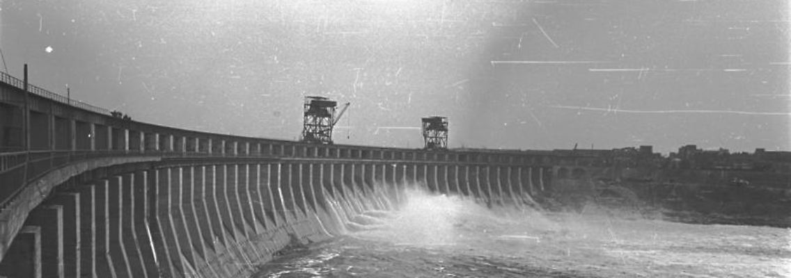 Bundesarchiv_B_145_Bild-F016197-0003,_Wasserkraftwerk_am_Dnjepr.jpg