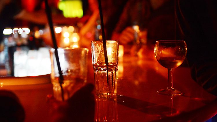 Wer Bars oder Clubs besucht, sollte das eigene Getränk nie aus den Augen verlieren.