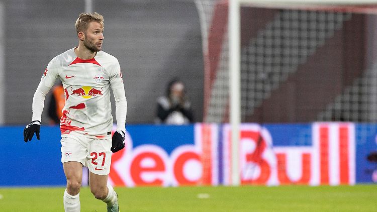 Im Januar war es kalt, die Bäume trugen keine Blätter und Konrad Laimer Handschuhe. Wie hier beim Spiel der Leipziger gegen den VfB Stuttgart. 