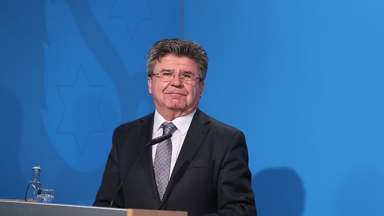 "Es hilft uns nicht weiter, wenn wir immer nur davon reden, dass wir mit der AfD nicht reden", sagte Brychcy. "Es gibt in meiner Stadt kein rotes, kein grünes, kein schwarzes und kein gelbes Schlagloch. Sondern es gibt ein Schlagloch und die Leute erwarten, dass wir es wegkriegen."