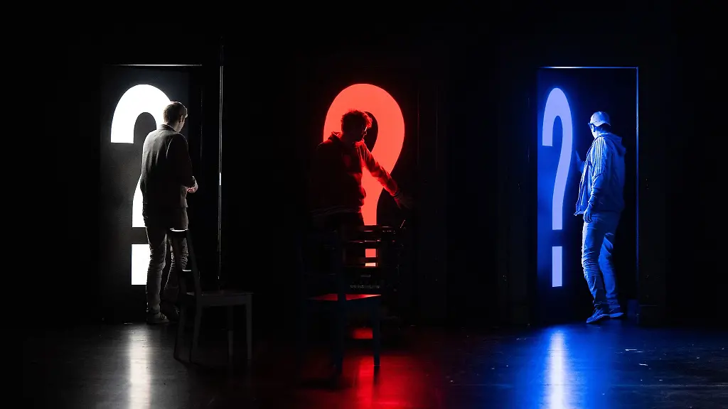 Probenfotos-einer-Szene-aus-der-Vorstellung-Die-drei-Das-Kabinett-des-Zauberers-im-Altonaer-Theater-in-Hamburg