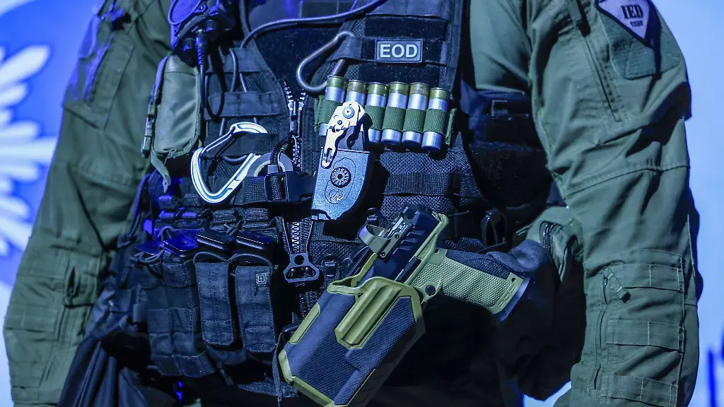 Polizisten-eines-Spezialeinsatz-Kommandos-SEK-stellen-sich-am-Rande-der-Vereidigungsfeier-von-Polizei-Anwaertern-vor