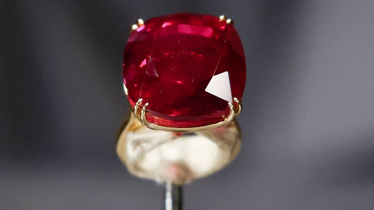 Estrela de Fura: der größte Rubin, der jemals bei einer Versteigerung angeboten wurde. Er erzielte auch den höchsten Preis, der jemals bei einer Versteigerung für einen Rubin gezahlt wurde.