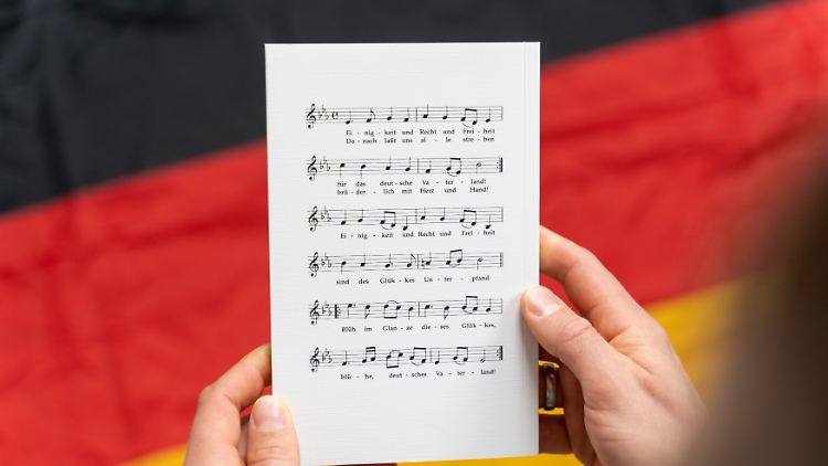 Für die nicht ganz so Sangessicheren, Noten und Text finden sich auf der Rückseite des Grundgesetzes.