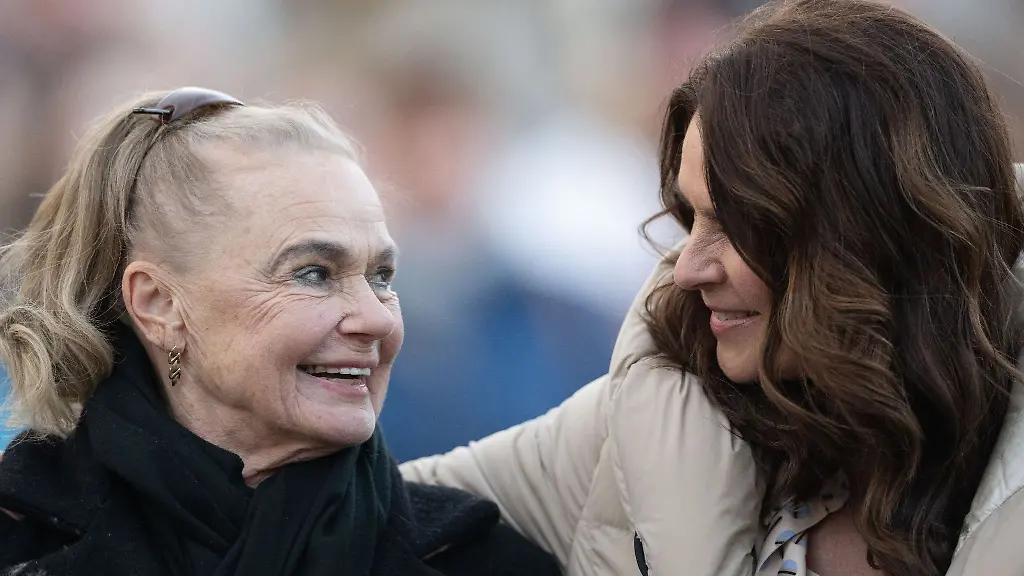 Zur-Umbenennung-des-Eislaufkomplexes-in-Chemnitz-in-Jutta-Mueller-Eissport-Zentrum-nimmt-Katarina-Witt-r-Olympiasiegerin-und-Weltmeisterin-im-Eiskunstlauf-Muellers-Tochter-Gabriele-Seyfert-Welt-und-Europameisterin-im-Eiskunstlauf-in-den-Arm