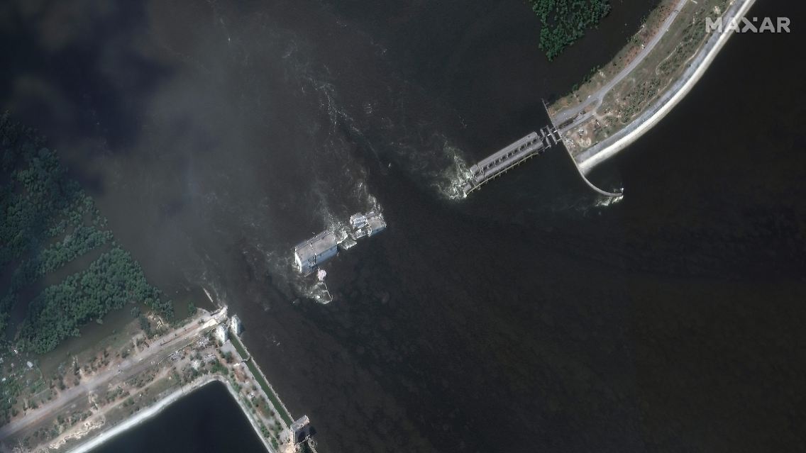 Auf dem "Maxar"-Satellitenfoto sind zwei Durchbruchsstellen zu sehen.