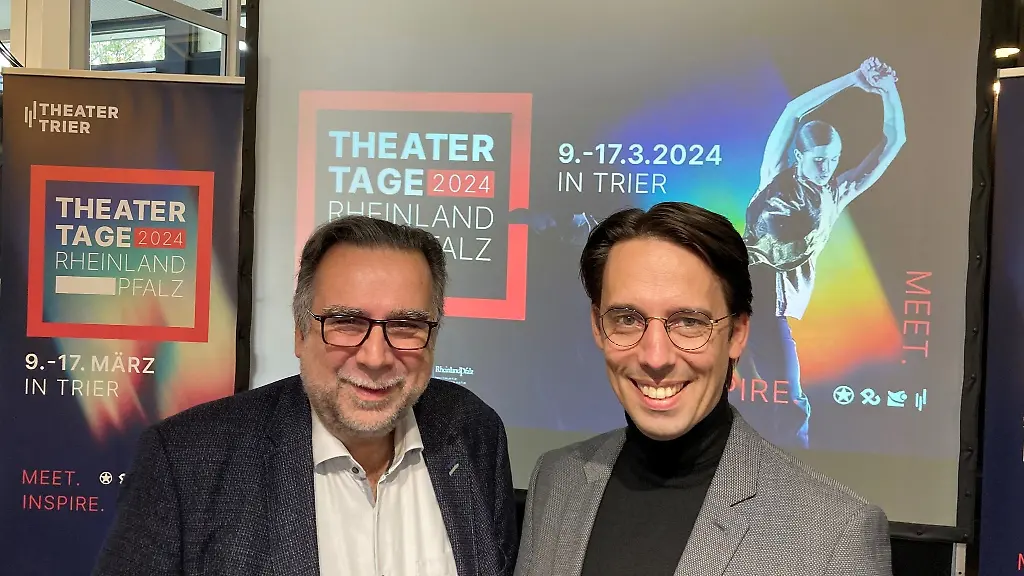 Die-beiden-Intendanten-des-Trierer-Theaters-Manfred-Langner-l-und-Lajos-Wenzel-stellen-das-Programm-der-Theatertage-Rheinland-Pfalz-2024-vor
