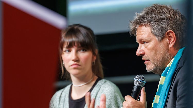 "Hätte ich keine vier Söhne haben sollen, weil dann der CO2-Ausstoß reduziert wäre?", fragt Habeck in Nürnberg.