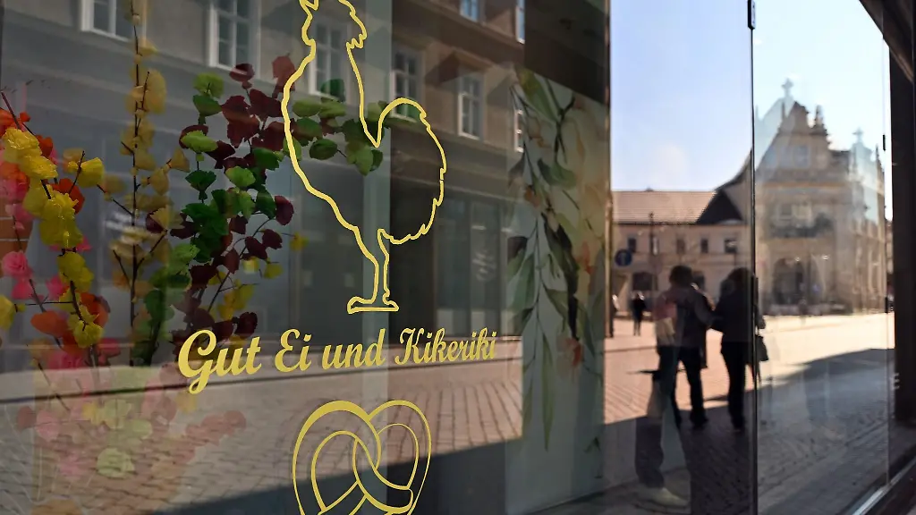 Gut-Ei-und-Kikeriki-das-traditionelle-Motto-des-Sommergewinns-steht-auf-der-Schaufensterscheibe-eines-Bekleidungshauses