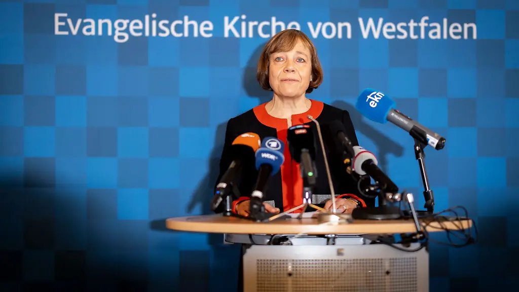 Die-ehemalige-EKD-Ratsvorsitzende-Annette-Kurschus-bei-einer-persoenlichen-Erklaerung-zum-Vorwurf-von-sexuell-uebergriffigem-Verhalten-eines-frueheren-Kirchenmitarbeiters