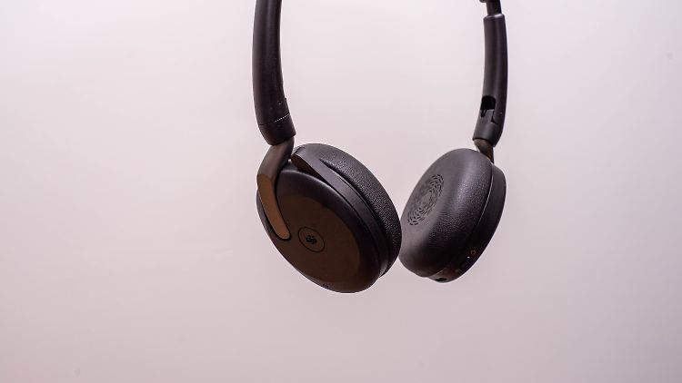 Der Jabra Evolve2 65 Flex hat an der rechten Muschel ein ausklappbares Mikrofon.