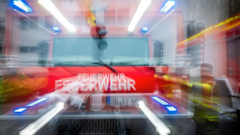 Feuerwehrleute-aus-Schwerin-uebernehmen-in-der-Landesschule-fuer-Brand-und-Katastrophenschutz-ein-spezielles-fuer-schweres-Gelaende-gedachte-Loeschfahrzeug-fuer-Waldbraende