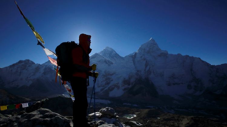 Ausländische Bergsteiger müssen Zehntausende Dollar bezahlen, um den Mount Everest erklimmen zu können.