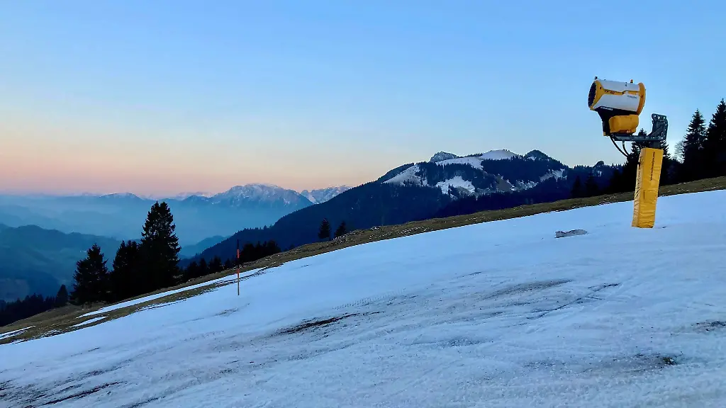 Eine-Schneekanone-steht-auf-einer-Skipiste-am-auf-knapp-1100-Meter-Hoehe-beginnenden-Grafenherberglift-am-Sudelfeld