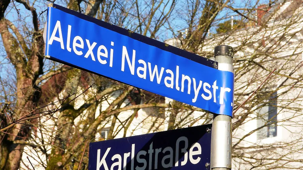 Unbekannte-haben-auf-einem-Strassenschild-einen-Aufkleber-mit-der-Aufschrift-Alexei-Nawalnystr-geklebt