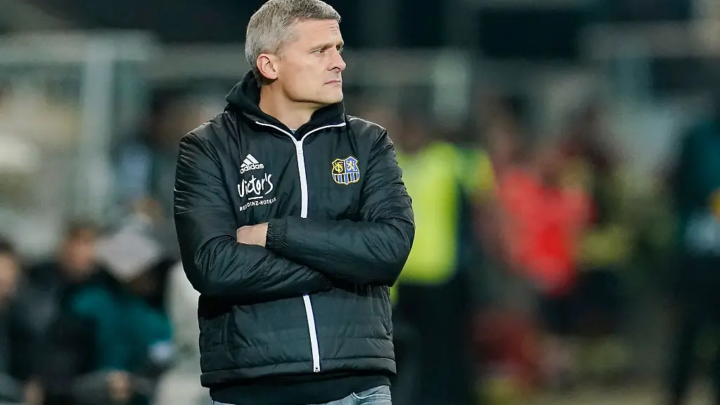 Saarbrueckens-Trainer-Ruediger-Ziehl-steht-am-Spielfeld
