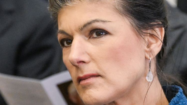 Wagenknecht kritisiert die eigene Parteiführung und kokettiert weiterhin mit der Gründung einer eigenen Partei.
