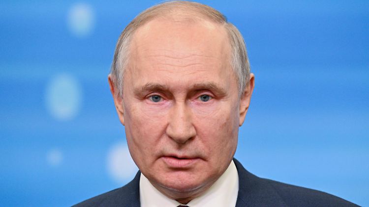 Was die Ukraine offiziell nicht selbst tut, macht Russlands Präsident Putin: Die Gegenoffensive habe begonnen, erklärt er.
