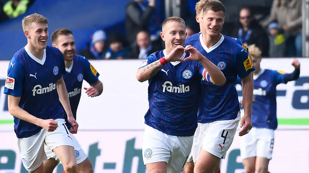 Der-Kieler-Lewis-Holtby-jubelt-nach-seinem-Treffer-zum-1-0-gegen-Karlsruhe