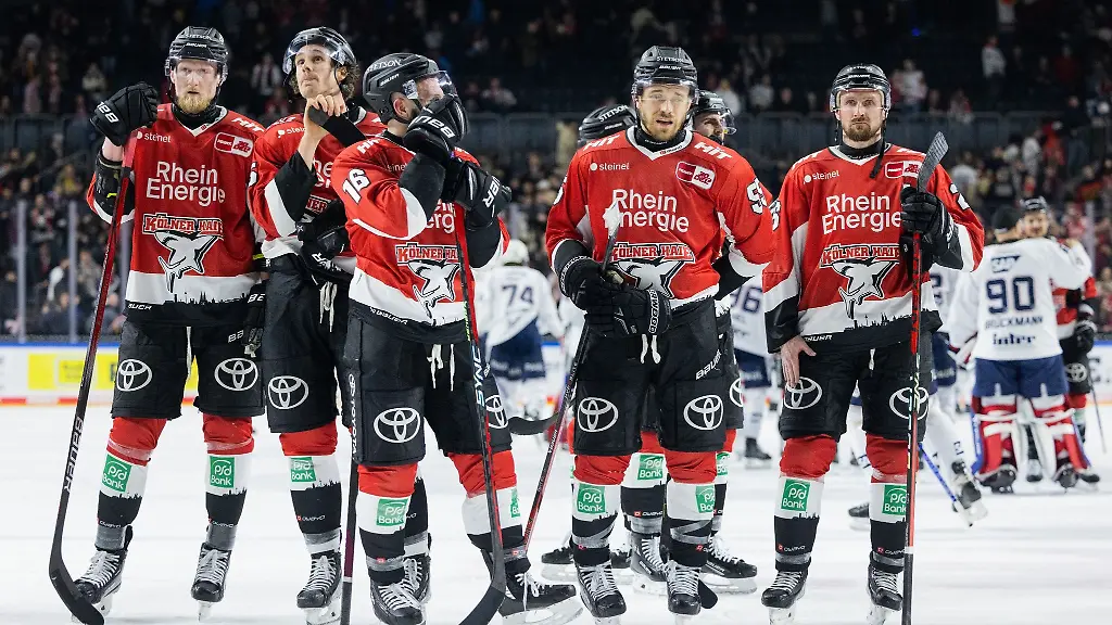 Die-Koelner-um-Stanislav-Dietz-l-stehen-nach-dem-1-6-auf-dem-Eis