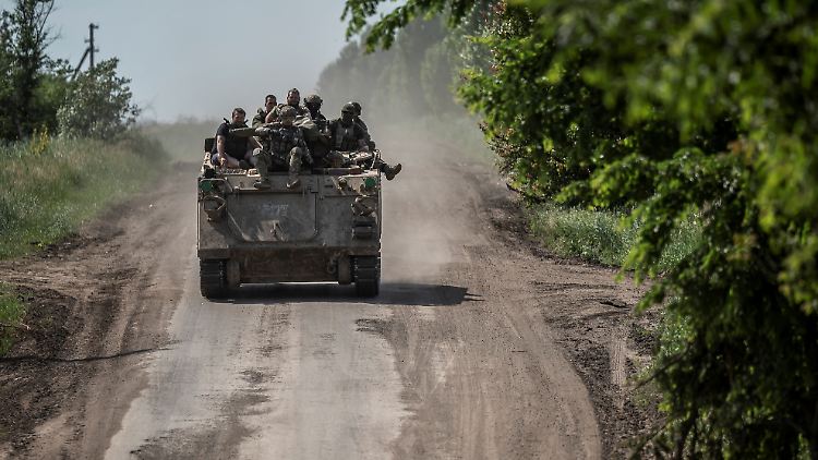 Selenskyj dankte allen Soldaten, "die sich in diesen Tagen in besonders schwierigen Schlachten befinden".