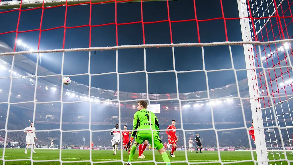 Union-Berlins-Torwart-Frederik-Roennow-schaut-dem-Schuss-von-Stuttgarts-Fuehrich-nicht-im-Bild-zum-Tor-zum-2-0-hinterher