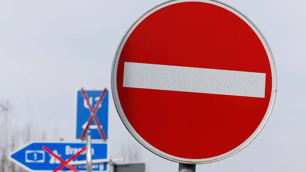 Ein-Verkehrsschild-Verbot-der-Einfahrt-ist-an-der-Autobahnauffahrt-in-Fahrtrichtung-Bremen-und-Oldenburg-zu-sehen