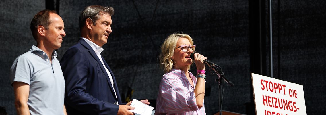 Söder zwischen den Organisatoren Gruber (.r) und Optiker Widmann bei der Demo in Erdingen.