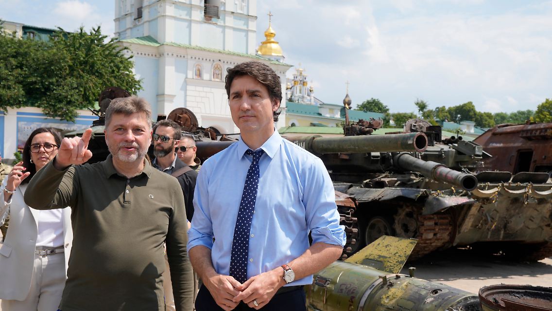 Der stellvertretende Verteidigungsminister der Ukraine, Oleksandr Polishchu, zeigt dem kanadischen Premier ausgebrannte russische Panzer.