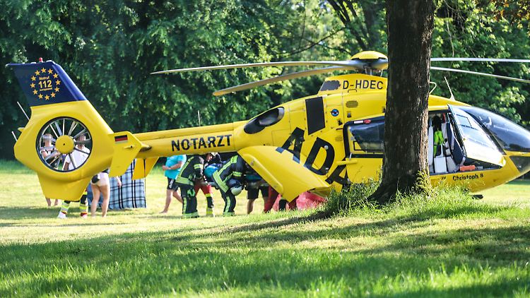 Der Junge habe sich vermutlich beim Kopfsprung ins Becken verletzt, wie die Feuerwehr mitteilte.