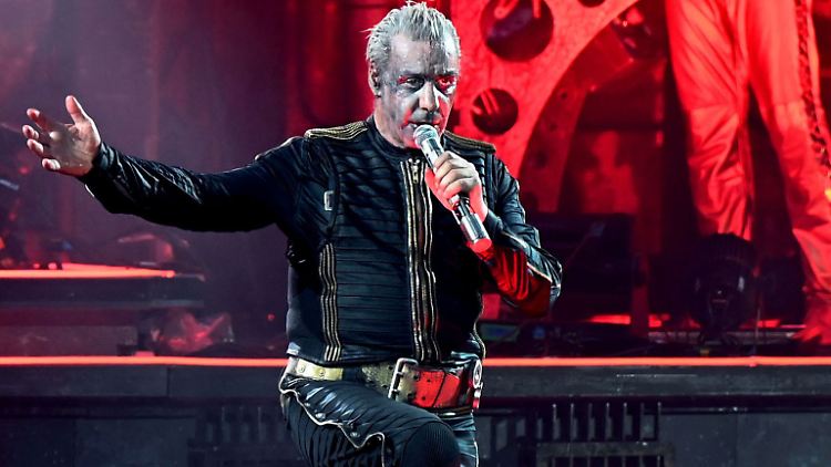 "Wir hatten ein Riesenglück mit dem angekündigten Unwetter. Glaubt mir, das andere wird auch vorbeiziehen", so Lindemann beim Konzert in München.
