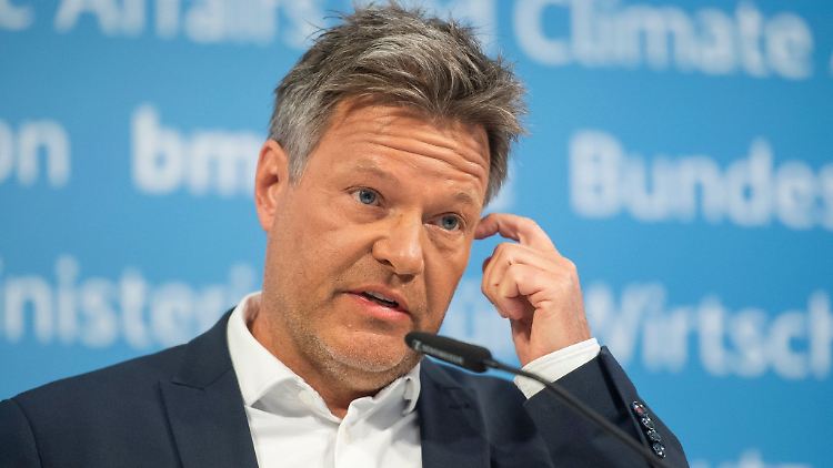 Wirtschaftsminister Robert Habeck gibt nach dem Fernwärmegipfel eine Pressekonferenz.