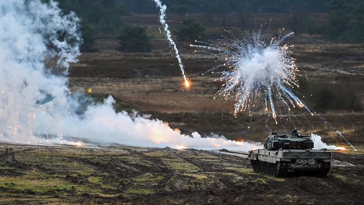 Anfang Februar dieses Jahres: Ein Leopard 2 A6 der Bundeswehr schießt auf dem Truppenübungsplatz in Augustdorf eine Nebelwand, um Beschuss zu entgehen.