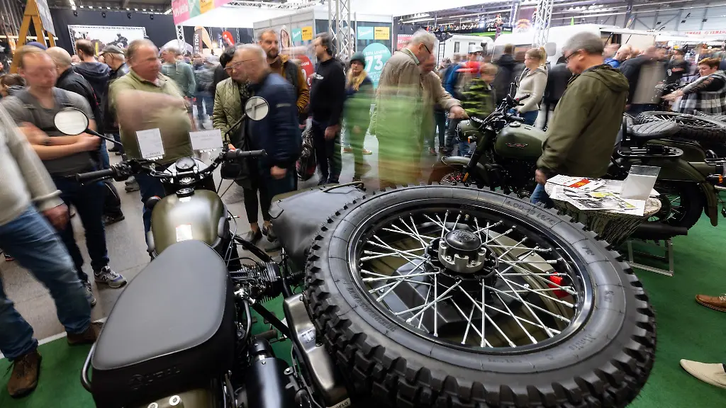 Besucher-betrachten-bei-der-23-Motorradmesse-Erfurt-ein-Motorrad-Ural-Ranger-aus-russischer-Produktion-mit-Seitenwagen-und-aufgesetztem-Ersatzrad-An-diesem-Wochenende-erlebt-die-Messe-in-Erfurt-ihre-24-Auflage
