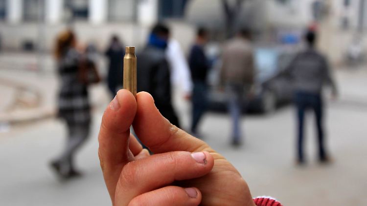 Ein Demonstrant in Tunis zeigt eine Patronenhülse zum Beweis, dass auf Protestierende geschossen wurde.