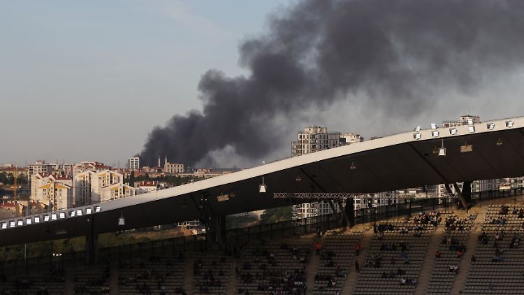 Der schwarze Rauch war im Stadion gut sichtbar.