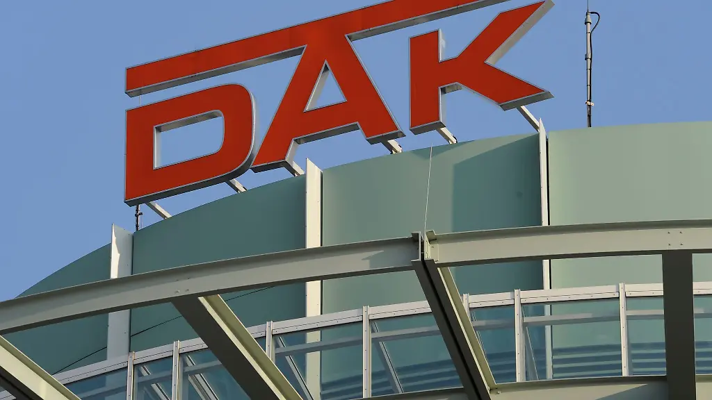 Das-Logo-der-Deutschen-Angestellten-Krankenkasse-DAK-ist-auf-einem-Gebaeude-des-Versicherers-zu-sehen