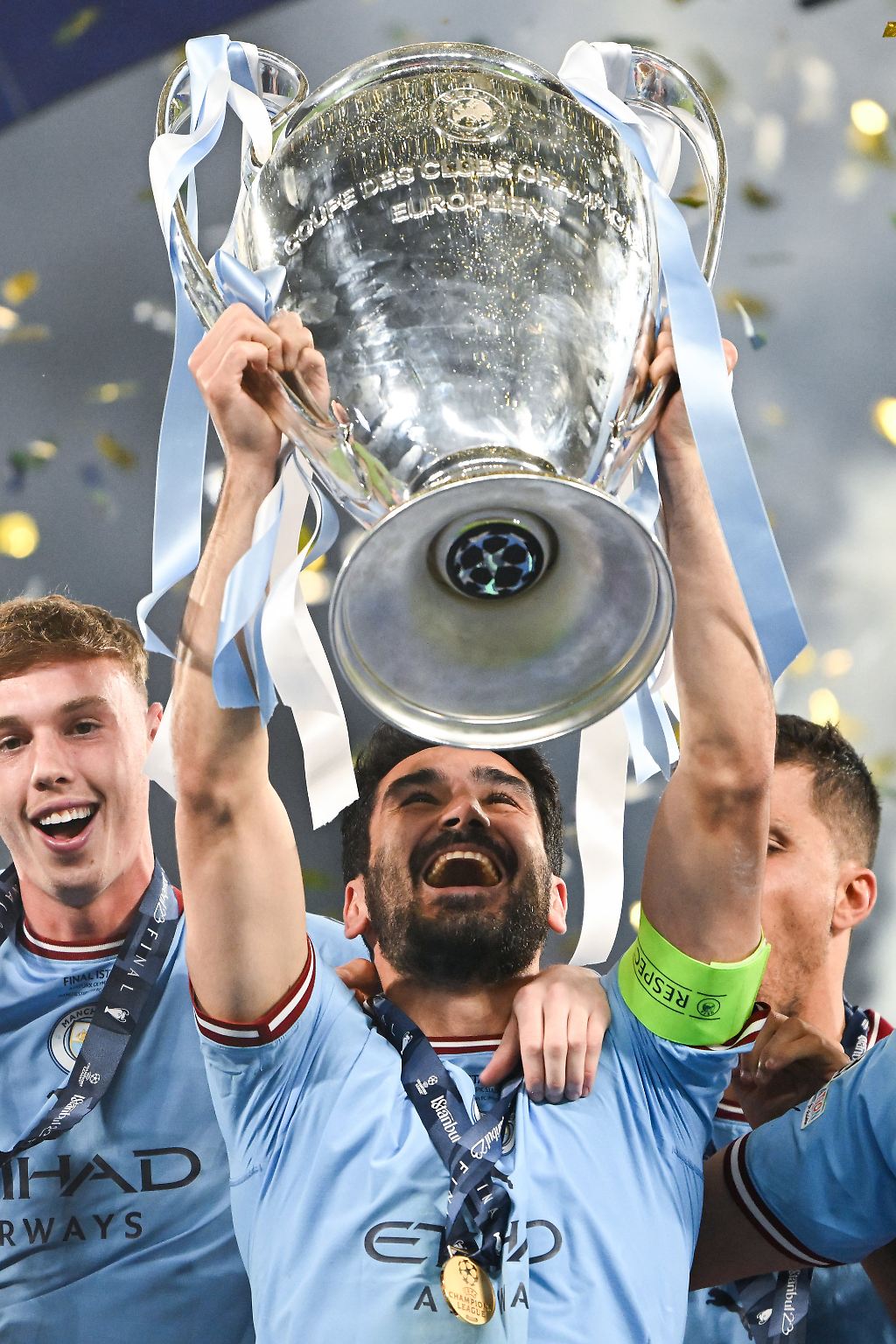 İlkay Gündoğan küsste den silbernen Henkelpott und stemmte die Trophäe dann strahlend in den Istanbuler Nachthimmel. 