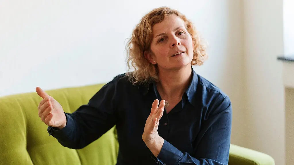 Stefanie-Loth-Landesvorsitzende-der-Gewerkschaft-der-Polizei-GdP-in-Rheinland-Pfalz-sitzt-beim-dpa-Interview-auf-dem-gruenen-Sofa