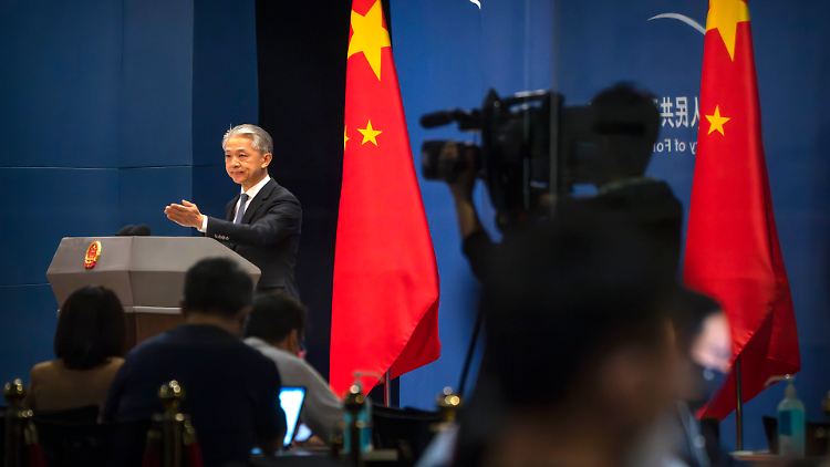 Der Sprecher des chinesischen Außenministeriums, Wang Wenbin, nannte die "Verbreitung von Gerüchten und Verleumdungen" eine "übliche Taktik" der USA.