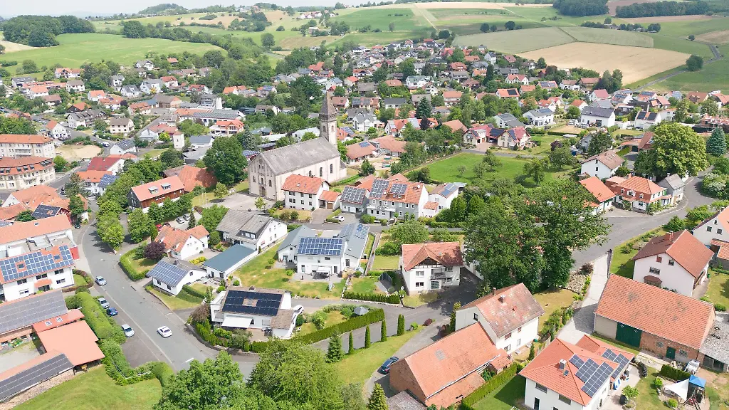 Ein-Dorf-in-Hessen-Luftaufnahme-mit-Drohne