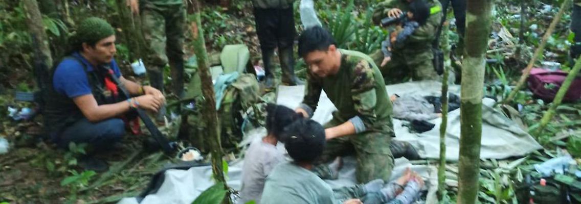 Soldaten und indigene Männer kümmern sich um die vier Geschwister, die nach dem Flugzeugabsturz vermisst wurden.