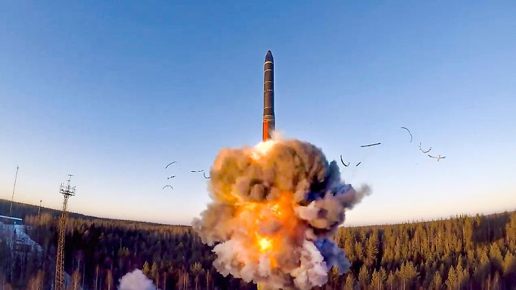 Russland besitzt neben den USA die meisten Nuklearwaffen, wie die abgebildete ballistische Interkontinentalrakete, hier bei einem Test abgebildet.