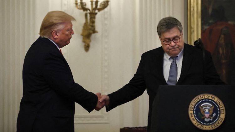 Trump ist von den Äußerungen seines ehemaligen Justizministers William Barr (r.) ganz und gar nicht begeistert.
