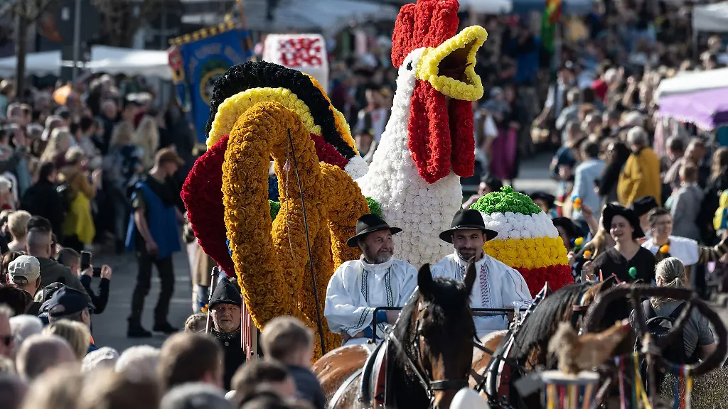 Teilnehmer-ziehen-beim-Festumzug-zum-traditionellen-Eisenacher-Sommergewinn-in-Laufgruppen-durch-die-Stadt
