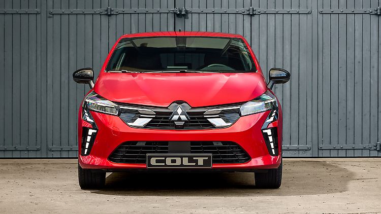 Dank des Chromeinsatzes im Kühlergrill setzt sich der Mitsubishi Colt optisch vom Modellbruder Renault Clio ab.